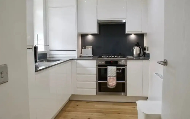 Modern 2 Bedroom Apartment With Parking
