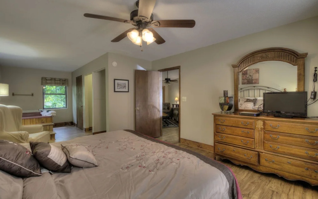 Bears Delight  320 - Three Bedroom Cabin