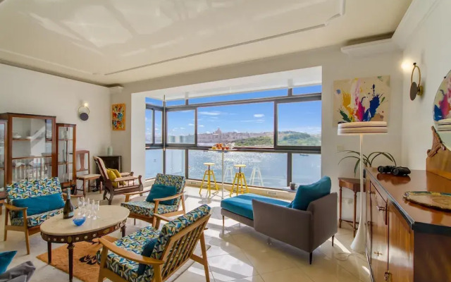 Magnificent Seafront Apartment Sliema
