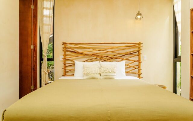 Luminous Private Pool Condo & Communal Rooftop Pool Lounge