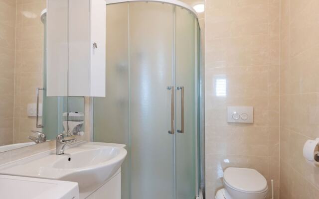 Simplistic Apartment in Neviđane near Sea
