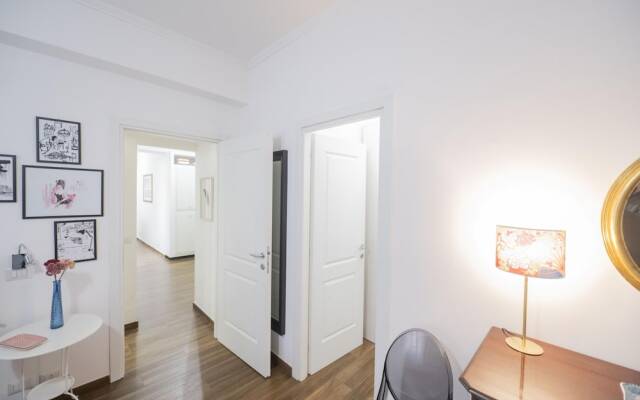 Lovely Design Apartment With Balcony