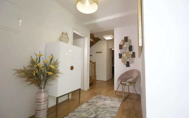 Charming Flat & Balcony near CentralStation Apt15