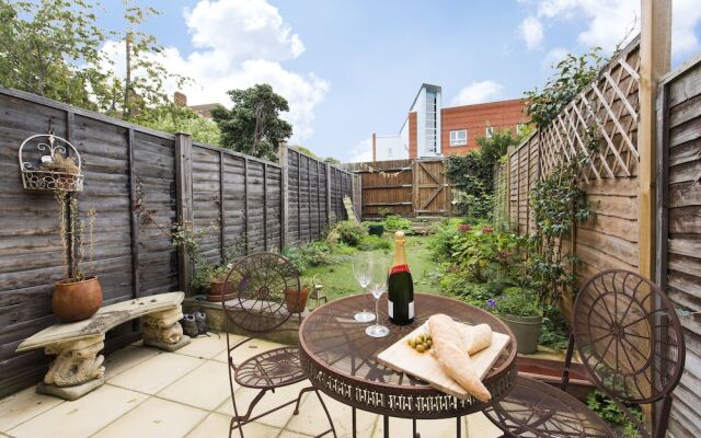 Stylish 2BR Garden Apartment in West London