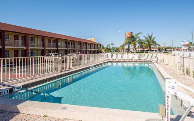 Econo Lodge Inn & Suites Maingate Central