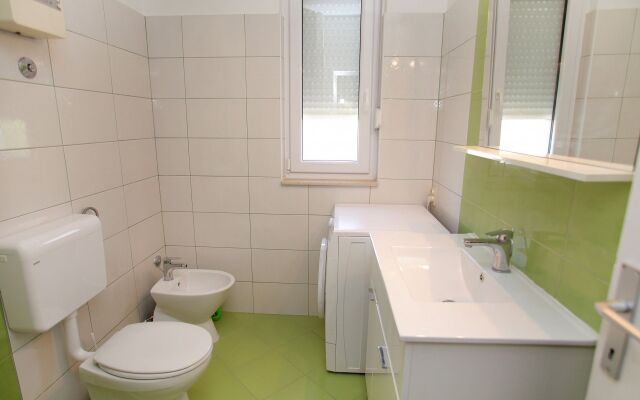 Apartment Laura - 20m from the sea A4 Trogir, Riviera Trogir