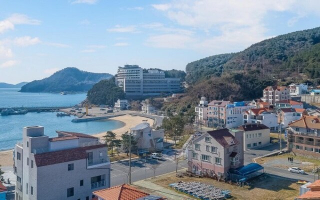 Geojedo Paradise Pension