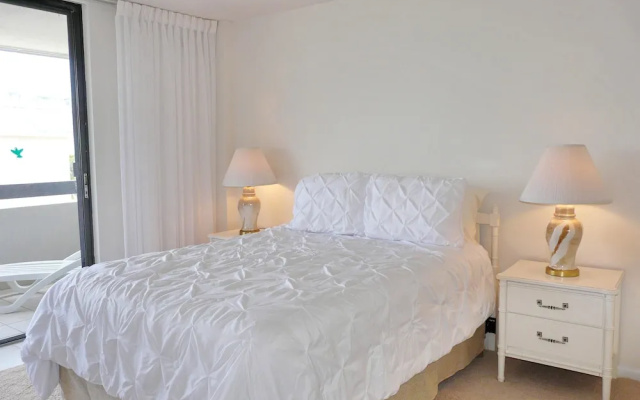 Condo Overlooking Clam Bay With Pool and Beach Access