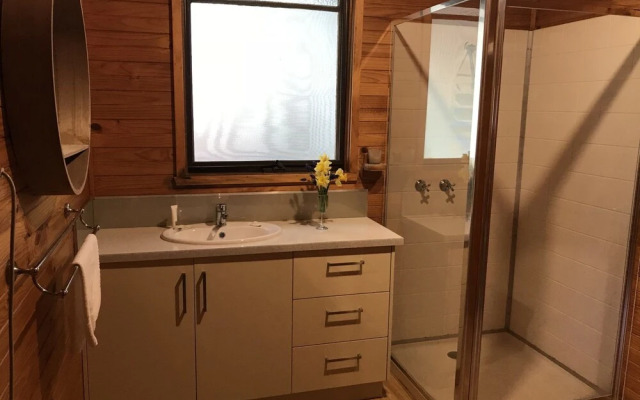 Hampton Cottage, Bright