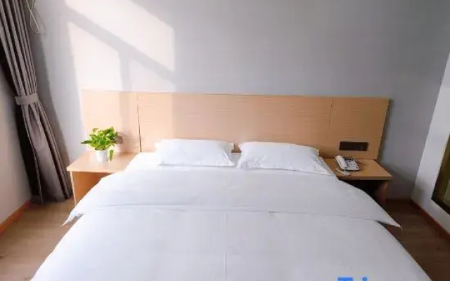 Huadu Express Hotel (Feixi Normal School Greenbelt Metro)