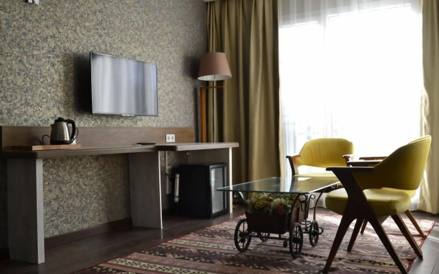 Kanyonvadi Hotel