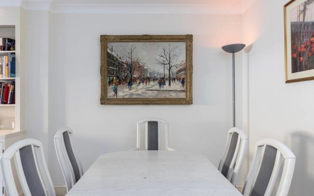 Covent Garden: Bright and Charming 2bed Flat