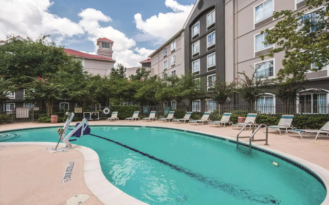La Quinta Inn & Suites by Wyndham Houston Bush IAH South