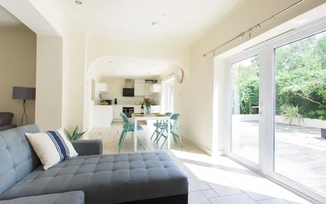 Platinum Apartment Mornington Crescent 9986