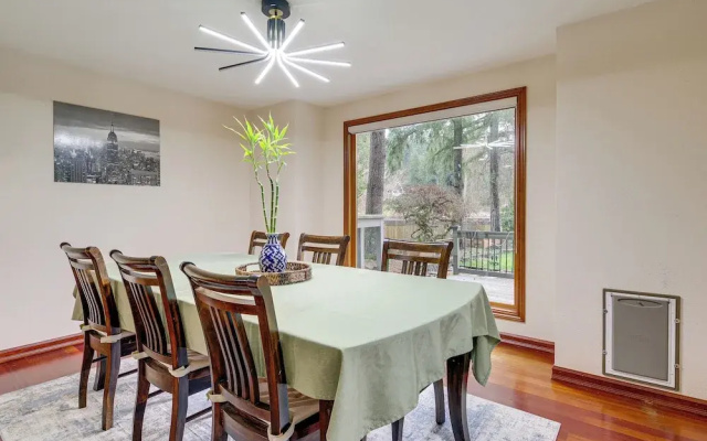 Lake-view Woodinville Retreat w/ Hot Tub + Theater