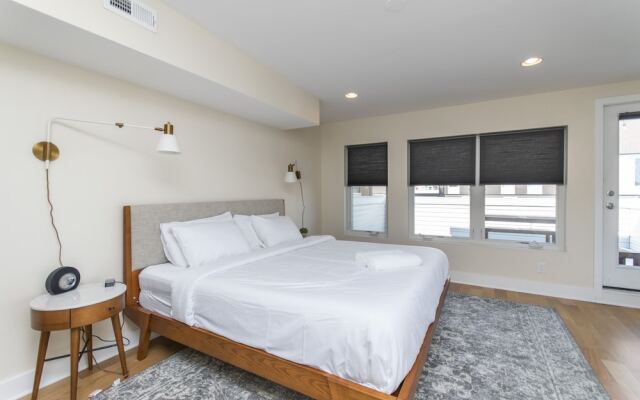 Majestic Nolibs Retreat - Roof Deck and Balcony