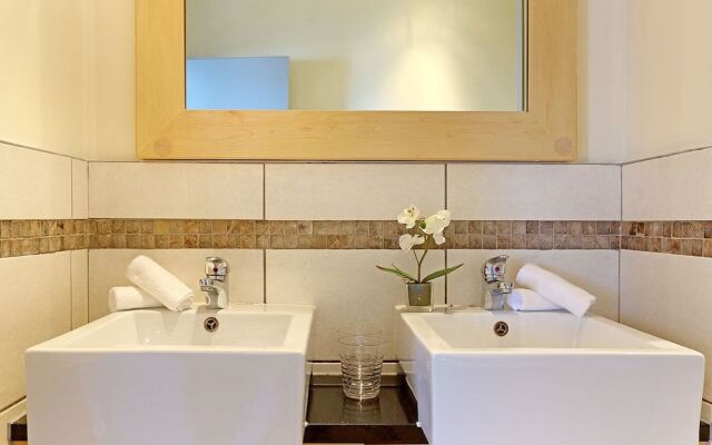 Manhattan Suites 703