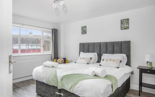 3 Bed House - Sleeps 5 - Garden - Parking