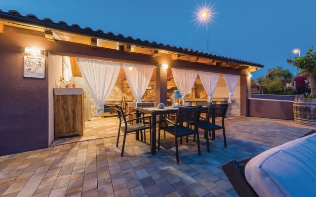 Awesome Home in Brodarica with Hot Tub, WiFi & 6 Bedrooms