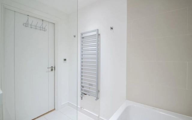 Trendy Queens Park Home Close to Hampstead by Underthedoormat