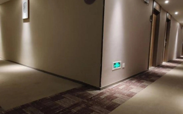 Yijia Hotel (Xinyi Railway Station Nanjing Road)