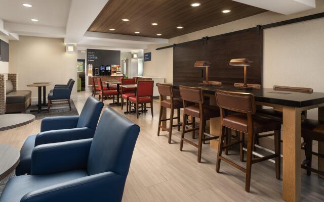 Holiday Inn Express Suites Belmont by IHG