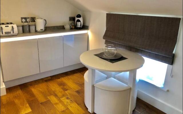 Dennington Apartments STUDIO