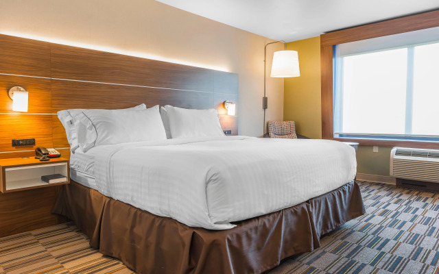 Holiday Inn Express & Suites Clarion