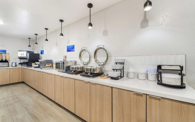 Coratel Inn & Suites by Jasper Park City - Wichita North