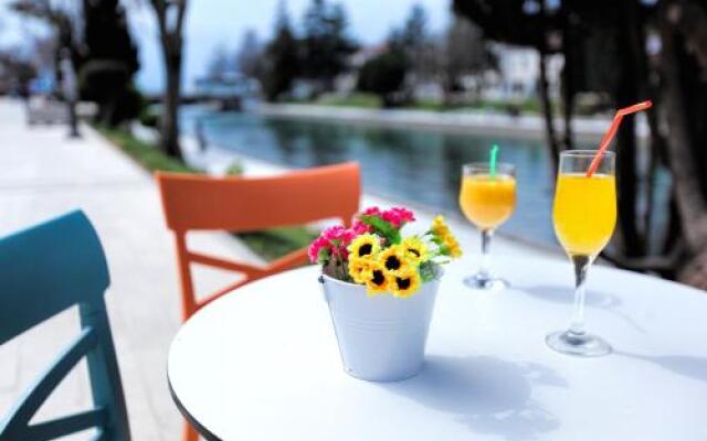 Art Theatre Caffe - River view Hotel