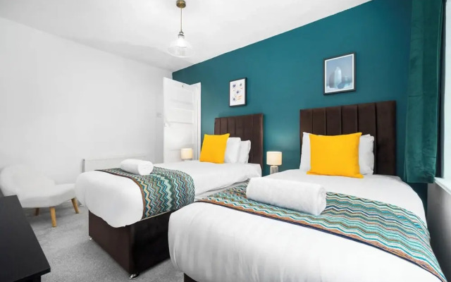 Stylish Three Bedroom Retreat With Garden