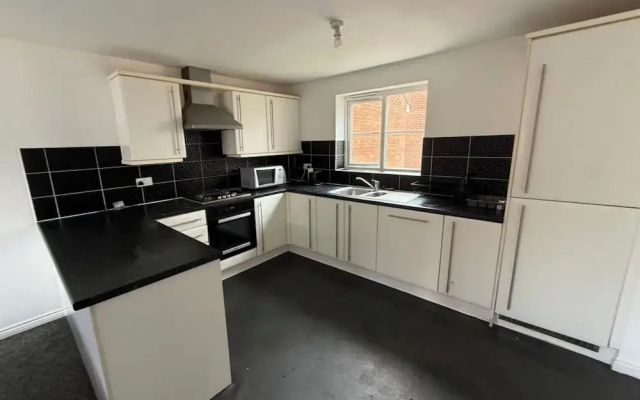 4 Bedroom House Sleeps 8 - Free Parking - Garden