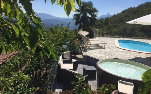 Lovely Farmhouse in Castiglione di Garfagnana with Hot Tub