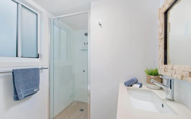 Middle Rock Beach House - Beach Front, Lake Cathie