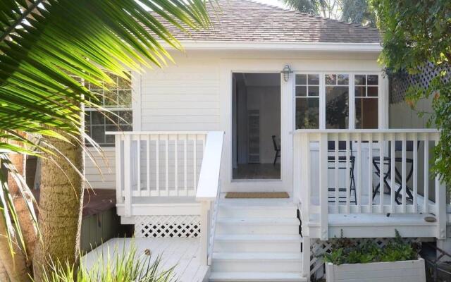 Charming 2br/2ba Cottage - Close to the Beach