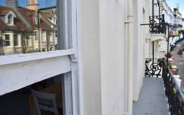 2 Bedroom Apartment With Balcony in Brighton