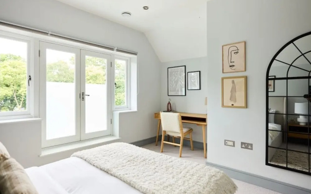 The Woodborough Place - Beckoning 2bdr Flat With Balcony