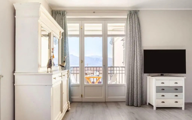 comfortable apartment in front of the lake