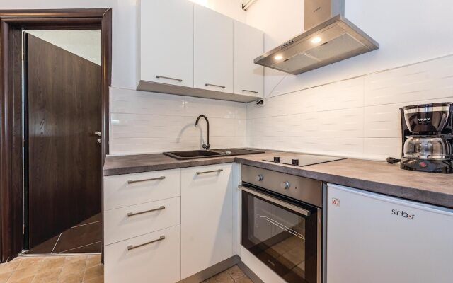 Beautiful Home in Brodarica With Wifi and 4 Bedrooms