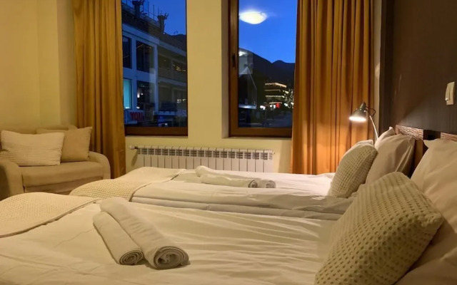 "room in Guest Room - Great Stayinn Granat Apartment - Next to Gondola Lift, Ideal for 3 Guests"