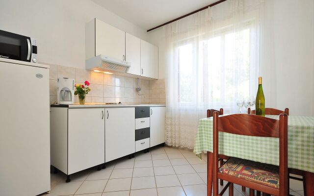 Apartment Mirko - 100m from the sea: A2 Nin, Zadar riviera