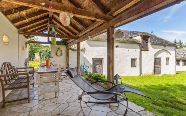 Lavish Castle in Riedenburg with Garden near Lake