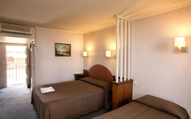 Sandors Motor Inn