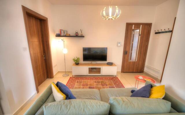 Charming 2 bedroom apartment close to Junior College ETUS1-1