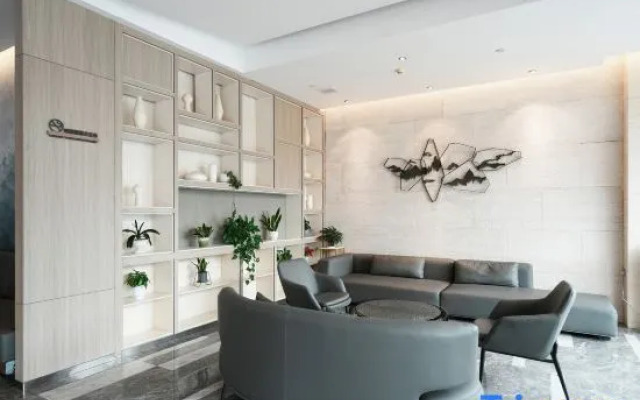 Versailles Hotel (Guilin Two Rivers and Four Lakes Railway Station Branch)