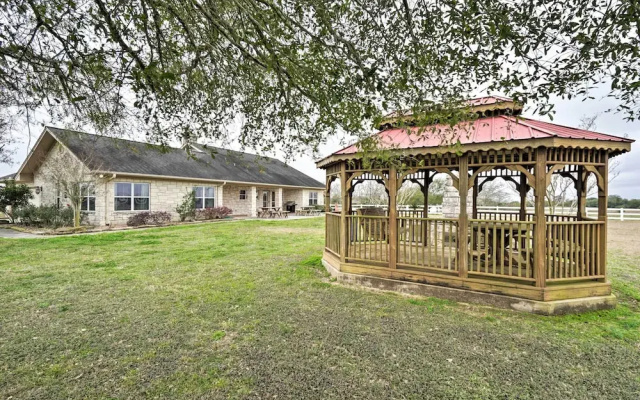 Pet-friendly Flatonia House w/ Patio & Gazebo!