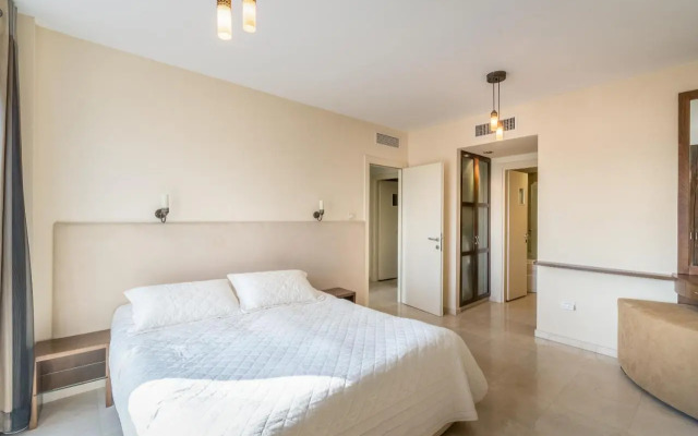 Front of Beach next Ritz Hotel - 3 Bedroom& 3 Bathroom
