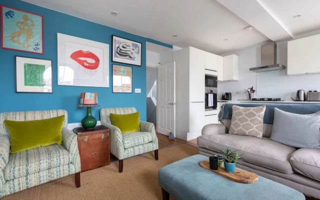 Spacious 3 Bedroom in Notting Hill With Balcony