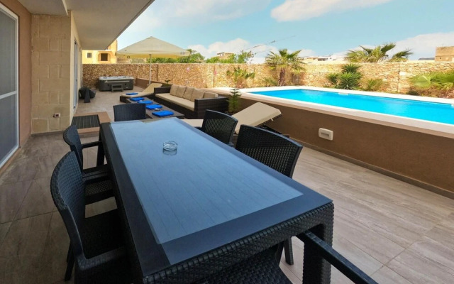 Comfortable Home With hot tub and Communal Pool