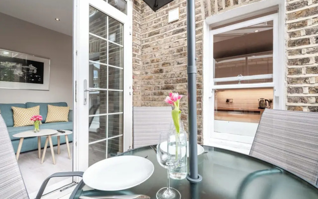 Stylish Fulham Flat With Patio by Underthedoormat